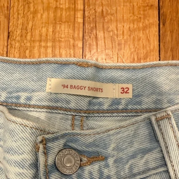 Levi's Women's '94 Baggy Shorts Light Wash Size 32 NWT - Picture 4 of 6